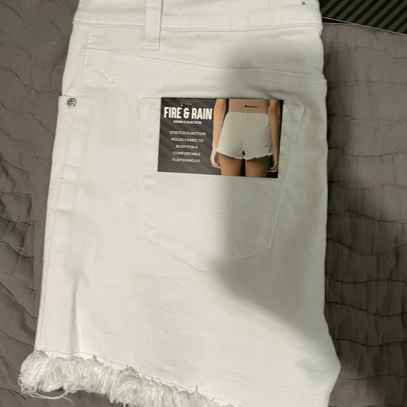 High rise white shorts - Picture 2 of 4